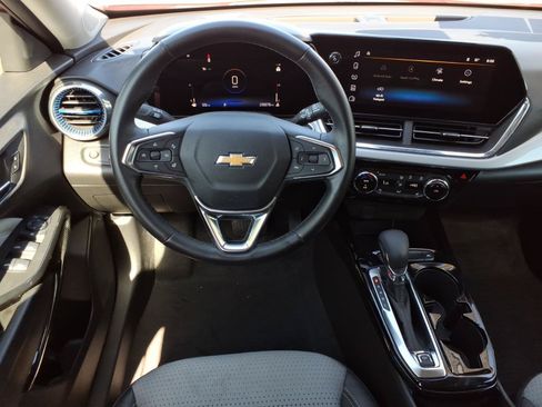 Used 2025 Chevrolet Trax LT w/ LT Convenience Package FWD image 16