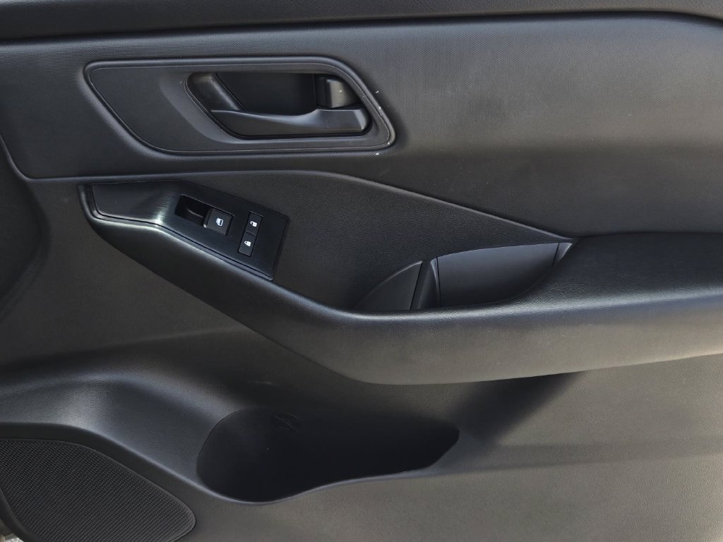 Used 2025 Nissan Rogue S FWD image 8