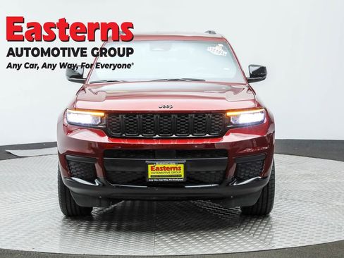 Used 2023 Jeep Grand Cherokee L Laredo image 2