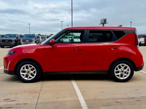 Used 2023 Kia Soul LX w/ LX Technology Package FWD image 3