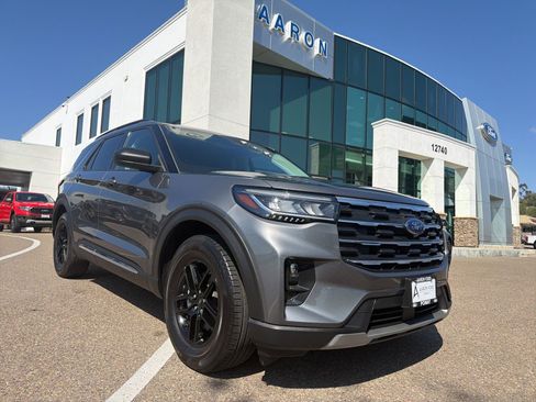 Used 2025 Ford Explorer Active w/ Active Comfort Package image 3