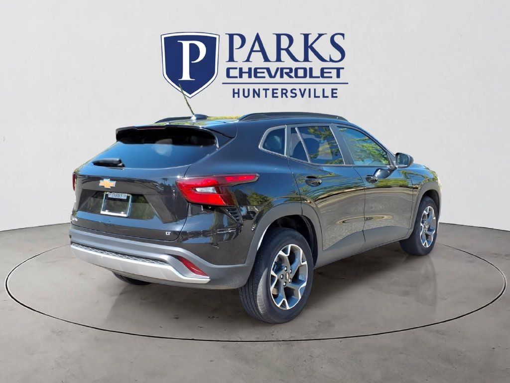 Used 2025 Chevrolet Trax LT w/ LT Convenience Package FWD image 32