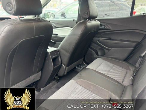 Used 2025 Chevrolet Trax LT FWD image 9