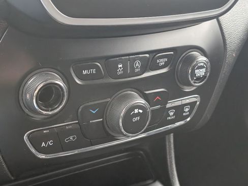 Used 2019 Jeep Cherokee Latitude w/ Popular Appearance Group image 18