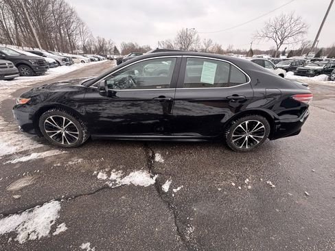 Used 2018 Toyota Camry SE image 2