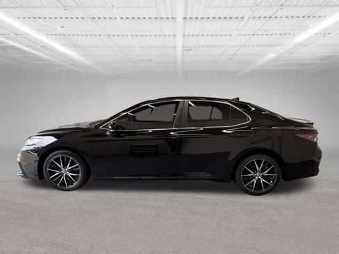 Used 2022 Toyota Camry SE FWD image 2