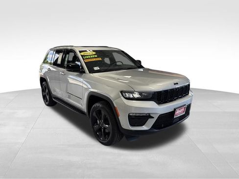 Used 2025 Jeep Grand Cherokee Limited w/ Luxury Tech Group II RWD image 8