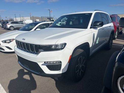 Used 2023 Jeep Grand Cherokee Limited image 2