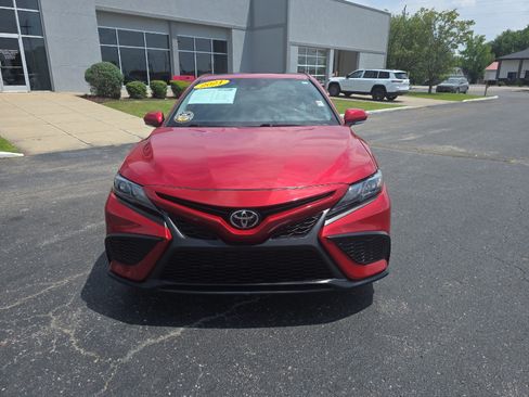 Used 2021 Toyota Camry SE FWD image 3