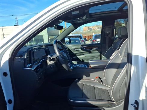 Certified 2024 Cadillac Escalade ESV Premium Luxury image 17