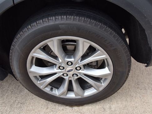 Used 2024 Ford Explorer XLT w/ Equipment Group 202A AWD/4WD image 11