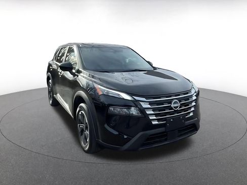 Used 2025 Nissan Rogue SV image 3