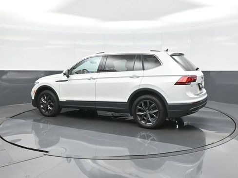 Used 2023 Volkswagen Tiguan SE w/ Panoramic Sunroof Package FWD image 5