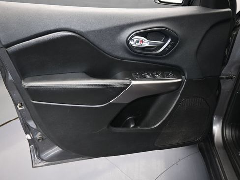 Used 2019 Jeep Cherokee Limited FWD image 11