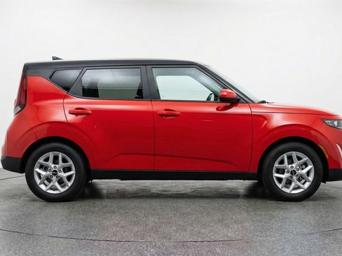 Used 2025 Kia Soul LX w/ LX Technology Package FWD image 11