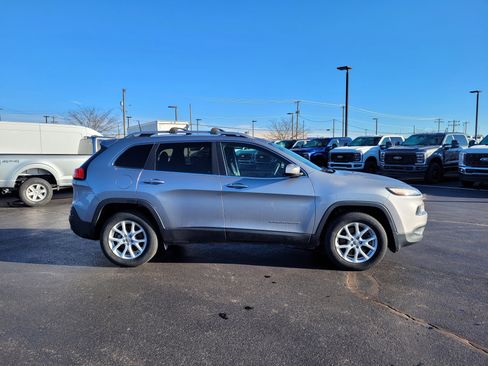 Used 2017 Jeep Cherokee Latitude w/ Comfort/Convenience Group image 2