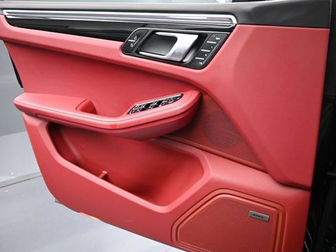 Certified 2025 Porsche Macan AWD/4WD image 26