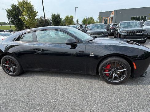 Used 2024 Dodge Charger Daytona Scat Pack w/ Plus Group AWD/4WD image 7