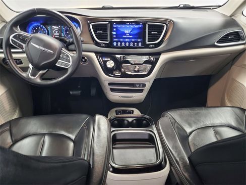 Used 2017 Chrysler Pacifica Touring-L image 5