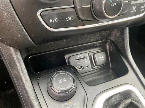 Used 2016 Jeep Cherokee Latitude w/ Safety/Convenience Group image 19