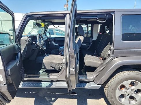 Used 2018 Jeep Wrangler Unlimited Sahara w/ Connectivity Group AWD/4WD image 8