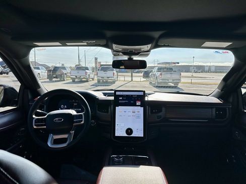 Used 2024 Ford Expedition Limited image 17