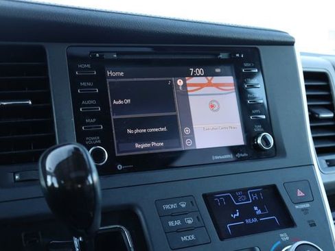 Used 2020 Toyota Sienna XLE Premium image 19