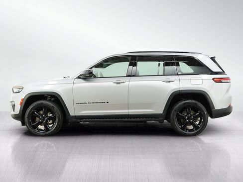 Used 2024 Jeep Grand Cherokee Limited w/ Luxury Tech Group II AWD/4WD image 2
