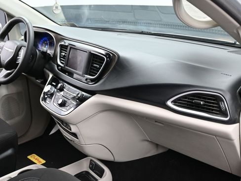 Used 2023 Chrysler Voyager LX image 35