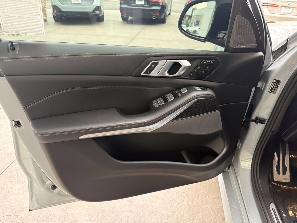 Used 2025 BMW X7 M60i AWD/4WD image 9