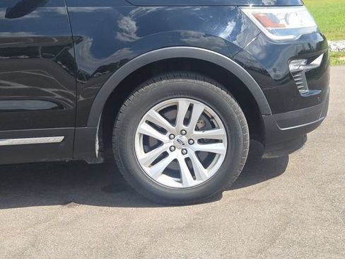 Used 2018 Ford Explorer XLT w/ Equipment Group 202A AWD/4WD image 4