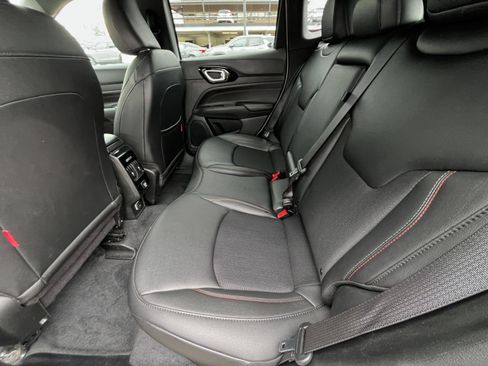 Used 2025 Jeep Compass Trailhawk AWD/4WD image 25