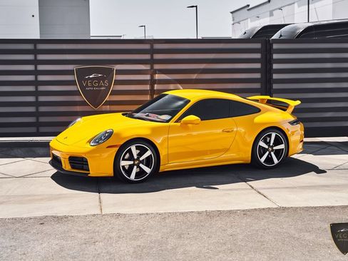 Used 2025 Porsche 911 Carrera RWD image 5