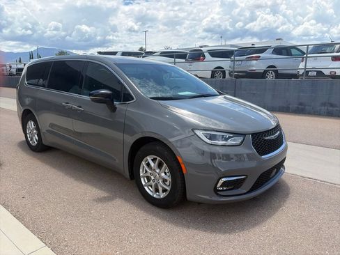Used 2025 Chrysler Pacifica Select FWD image 3