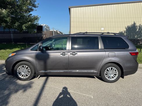 Used 2015 Toyota Sienna XLE w/ XLE Navigation Package FWD image 9