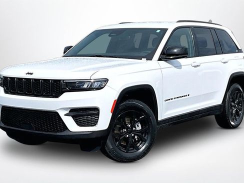 Used 2024 Jeep Grand Cherokee Altitude RWD image 3