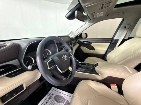Used 2022 Toyota Highlander Limited AWD/4WD image 16