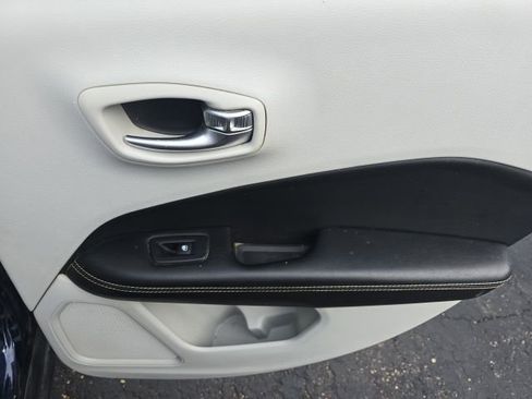 Used 2019 Jeep Compass Latitude w/ Popular Equipment Group image 24