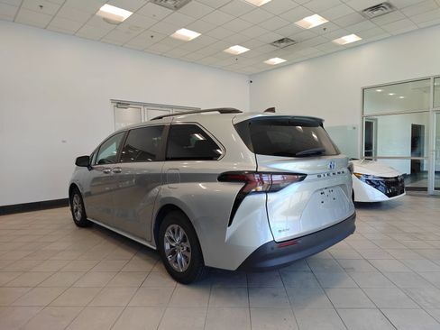 Used 2025 Toyota Sienna XLE FWD image 5