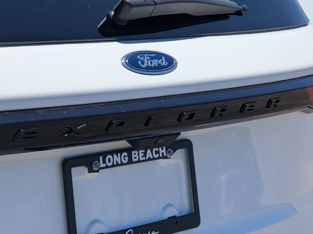 Certified 2025 Ford Explorer Platinum RWD image 9