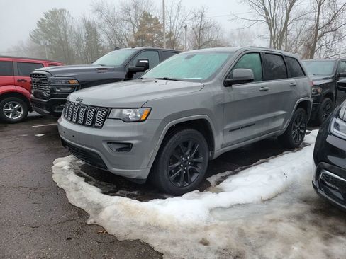Used 2020 Jeep Grand Cherokee Altitude image 3
