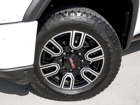 Used 2022 GMC Sierra 2500 AT4 w/ AT4 Premium Plus Package AWD/4WD image 31