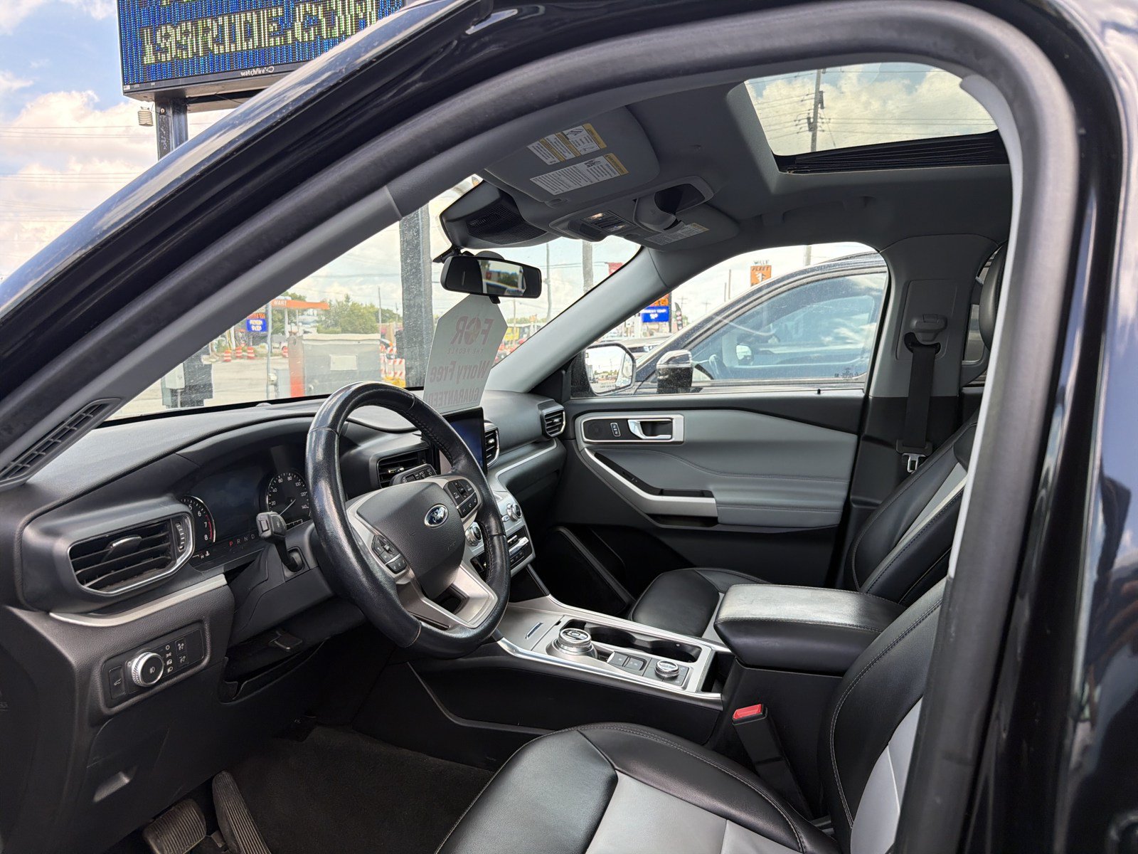 Used 2022 Ford Explorer XLT w/ XLT Sport Appearance Package AWD/4WD image 6