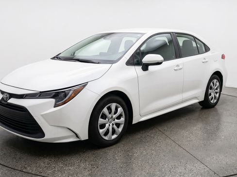 Used 2025 Toyota Corolla LE FWD image 3