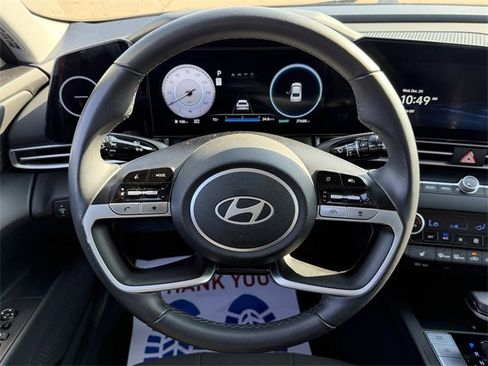 Used 2025 Hyundai Elantra SEL image 12