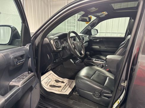 Used 2019 Toyota Tacoma TRD Sport AWD/4WD image 17