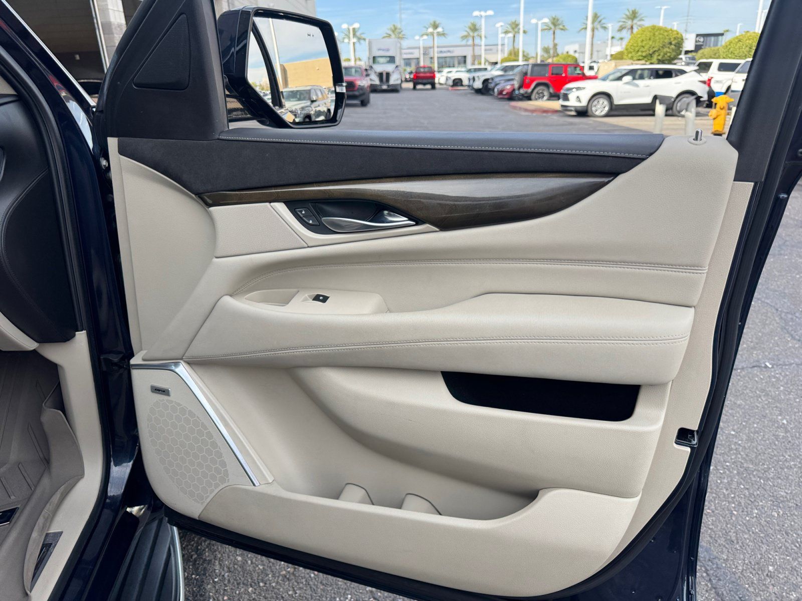 Used 2020 Cadillac Escalade ESV Luxury AWD/4WD image 16
