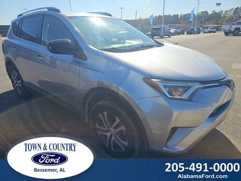 Used 2018 Toyota RAV4 LE image 1