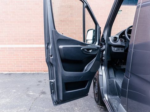 Used 2025 Mercedes-Benz Sprinter 2500 image 5