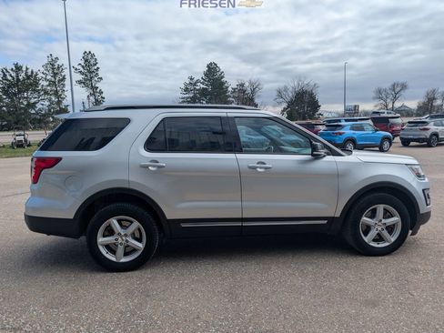 Used 2017 Ford Explorer XLT w/ Equipment Group 202A image 6